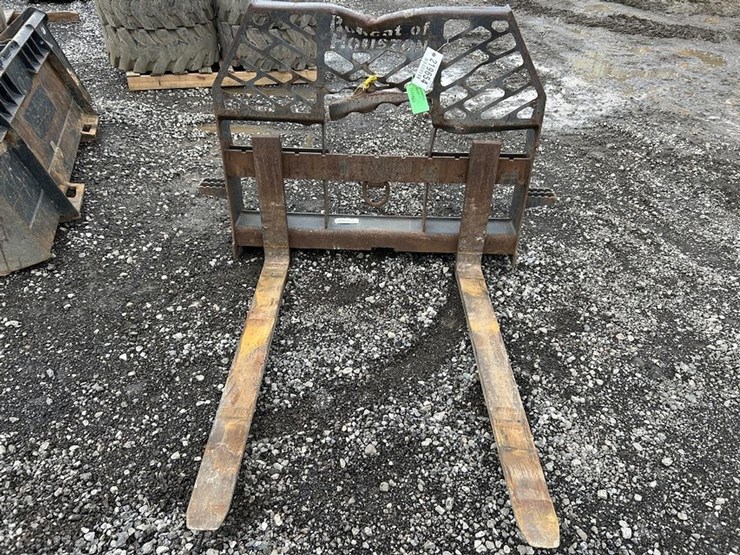 bobcat-48"-hd-skid-steer-pallet-forks-image-1