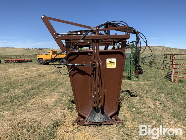 hi-qual-hydraulic-squeeze-chute-image-2