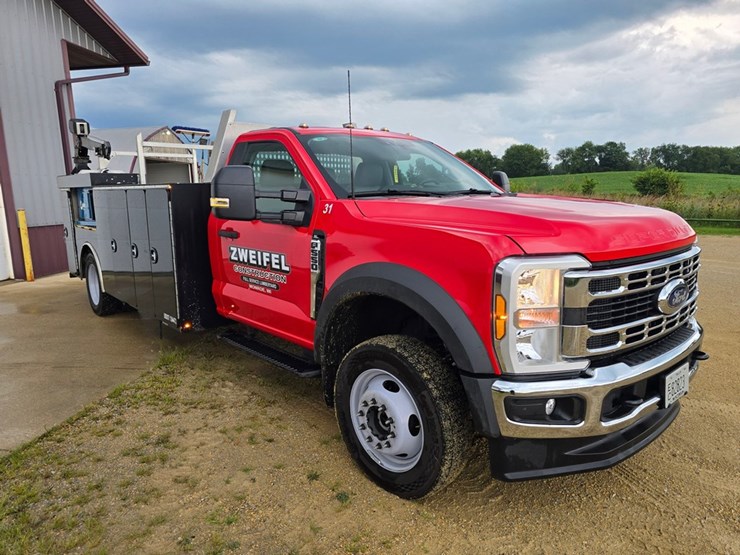 2025-ford-f550-xl-image-9