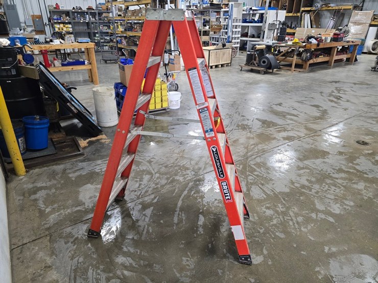 #9751-•-louisville-6'-double-sided-step-ladder-image-4