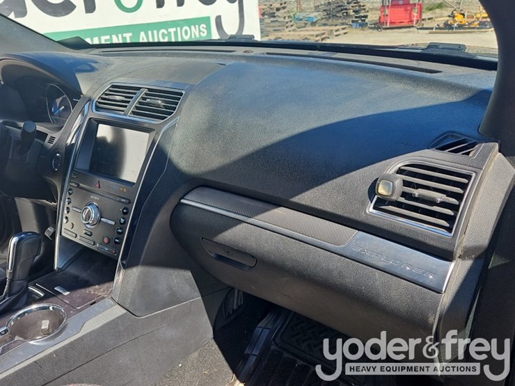 2019-ford-explorer-image-41