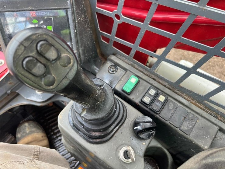 2023-takeuchi-tl8-image-21