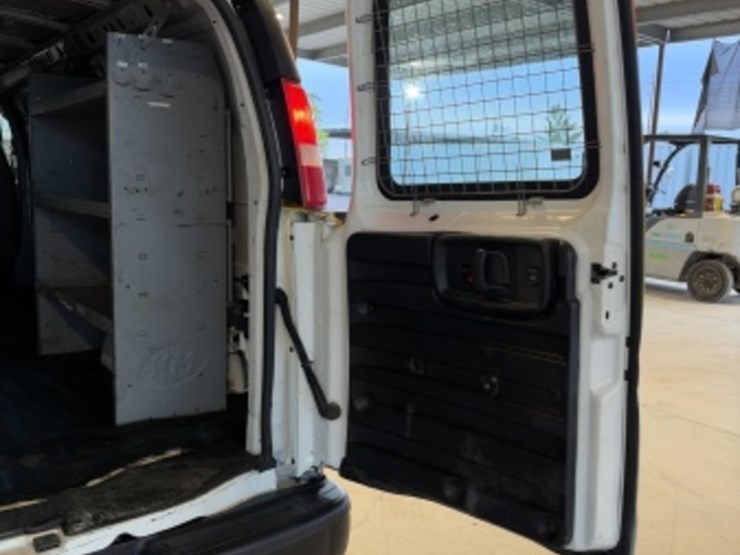2018-chevrolet-express-2500-image-14