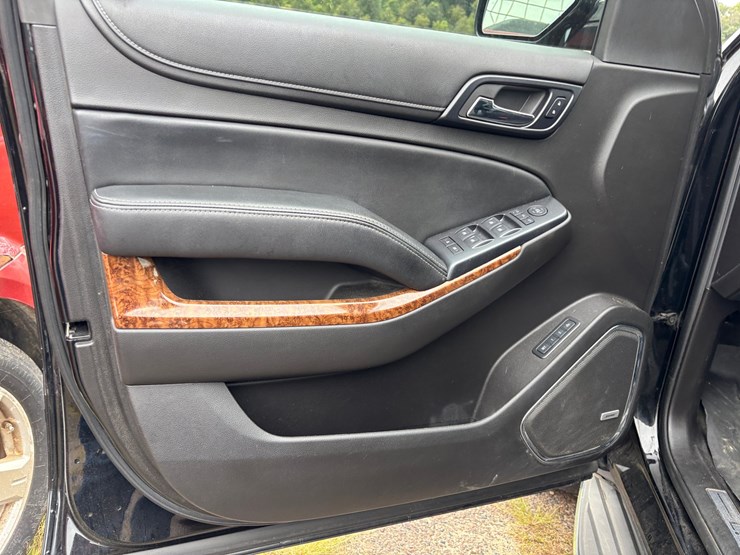 2015-chevrolet-tahoe-ltz-image-26
