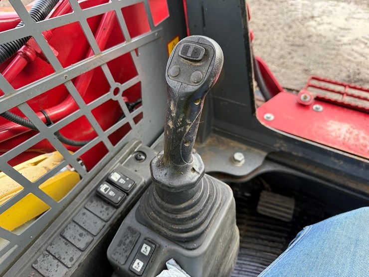 2023-takeuchi-tl8-image-24