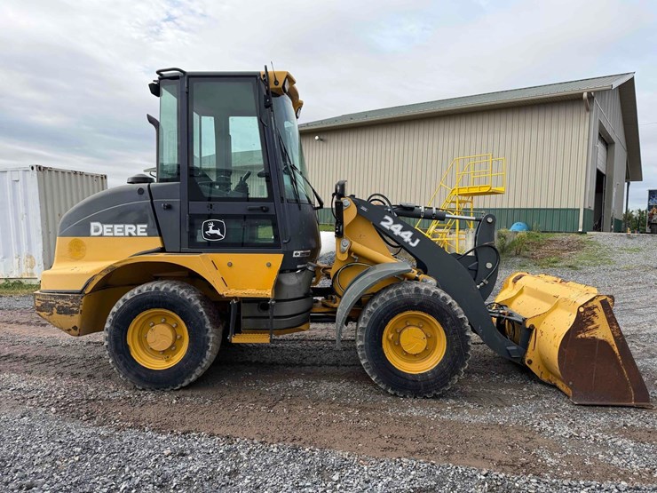 2013-deere-244j-image-6