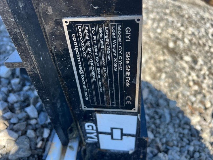 giyi-mini-skid-steer-side-shift-forks-backing-plate-image-5