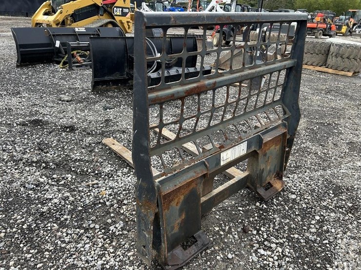 bobcat-48”-skid-steer-pallet-forks-image-4