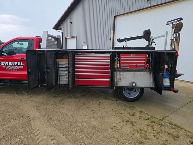 2025-ford-f550-xl-image-17