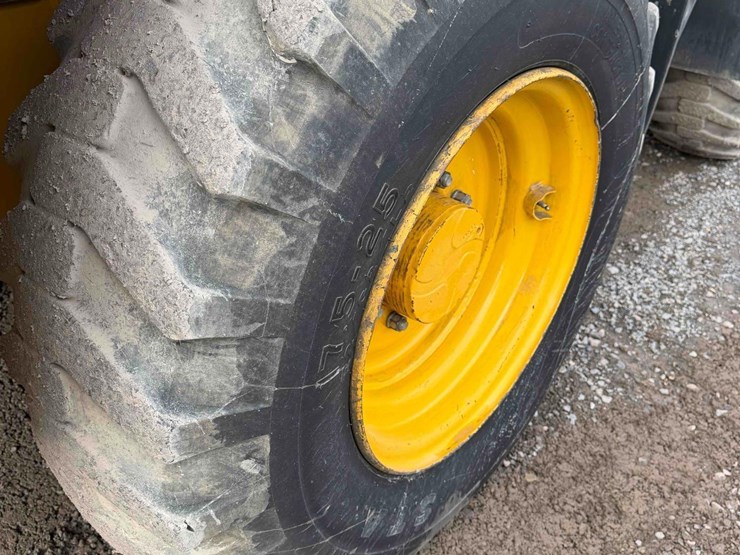 2021-deere-344l-image-14