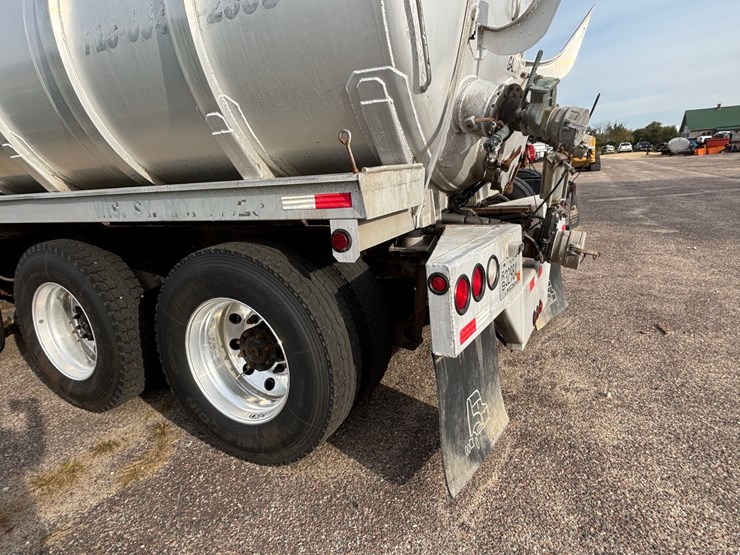 #1203-•-2004-mack-cv713-vacuum-pump-truck-(has-wi-title)-image-42