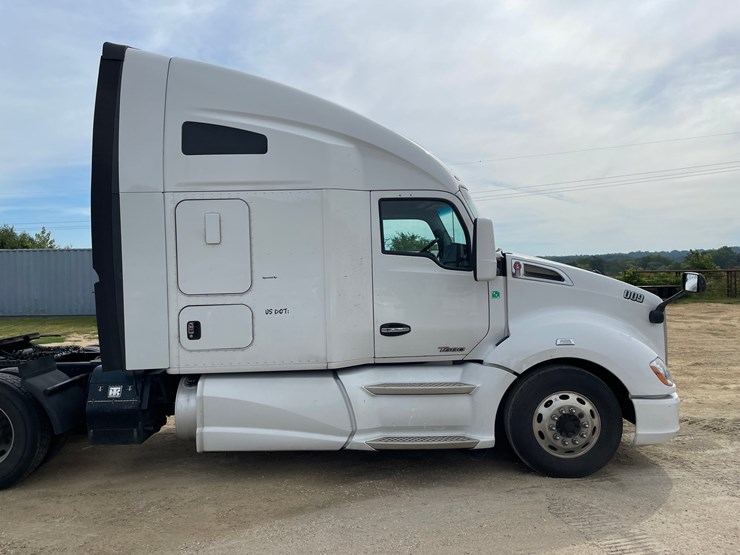 2017-kenworth-t680-image-11