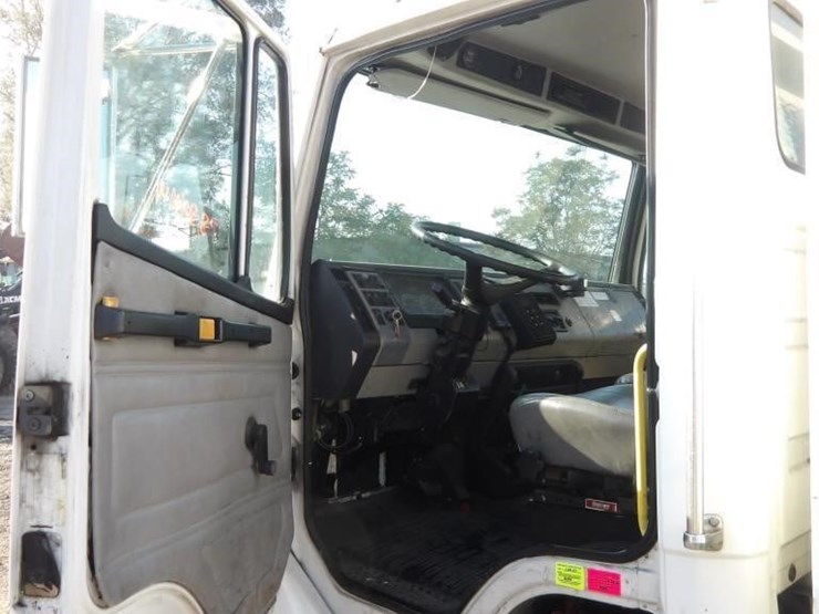 2002-freightliner-fl80-image-17