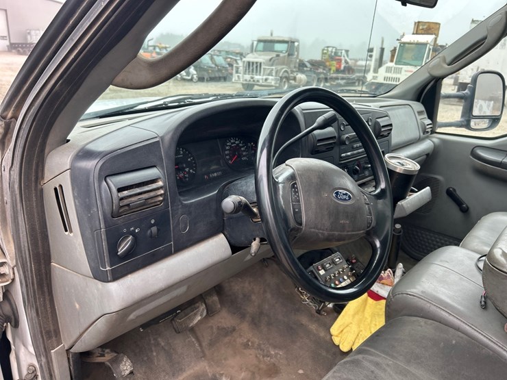 2006-ford-f550-image-57