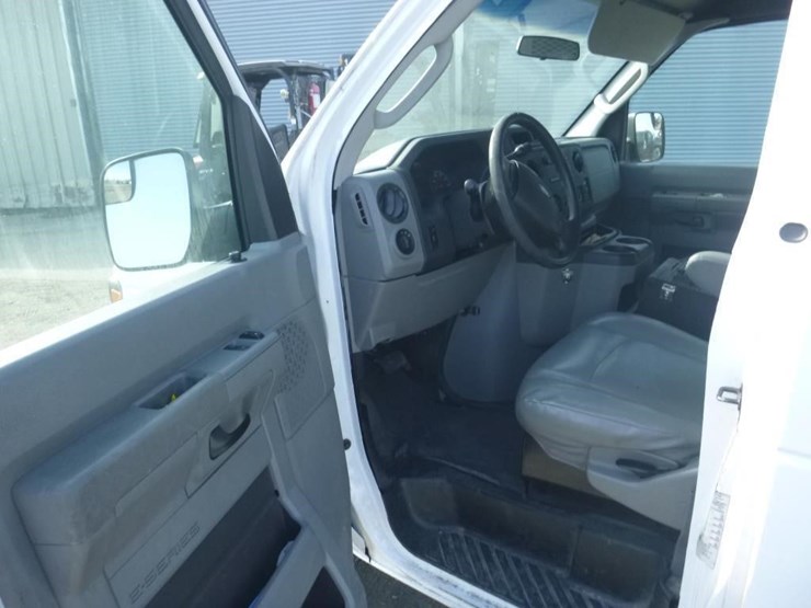 2012-ford-econoline-350-image-5
