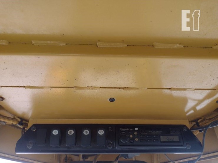 2006-caterpillar-d5n-xl-image-10