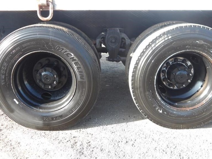 2002-freightliner-fl80-image-6