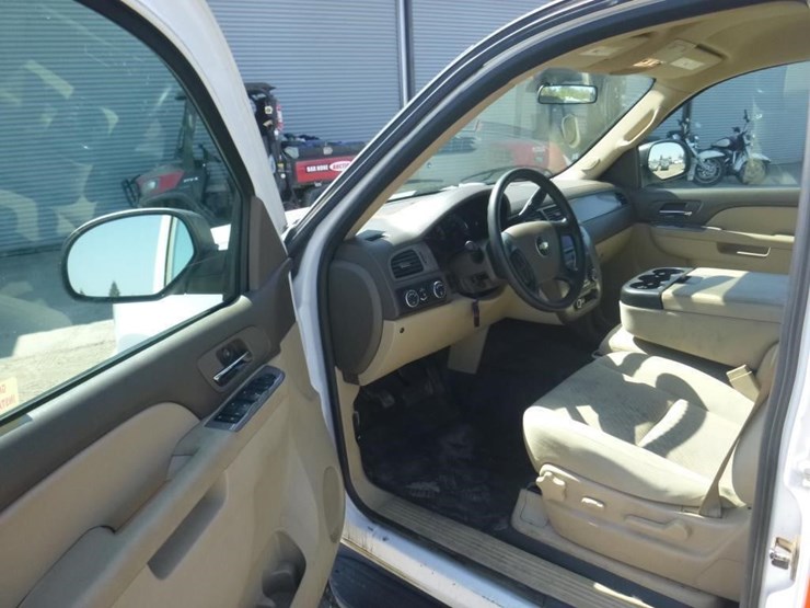 2014-chevrolet-suburban-image-5