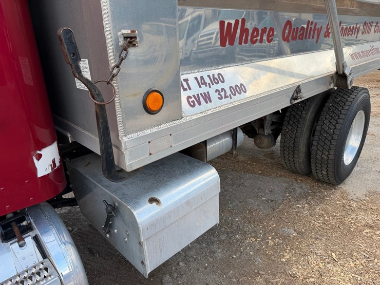 2008-peterbilt-335-image-13