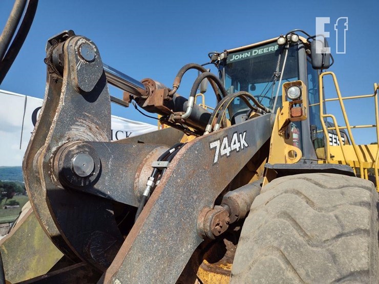 2012-deere-744k-image-49