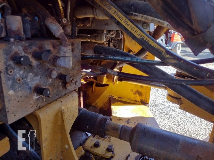 2012-deere-744k-image-38