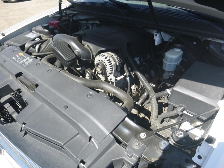 2014-chevrolet-suburban-image-10