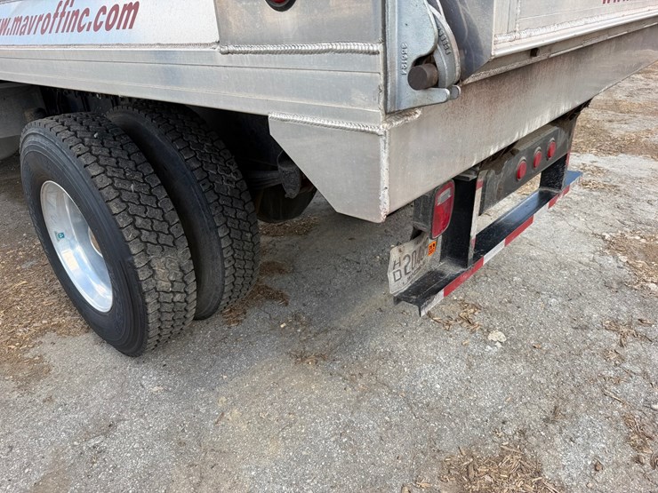 2008-peterbilt-335-image-17