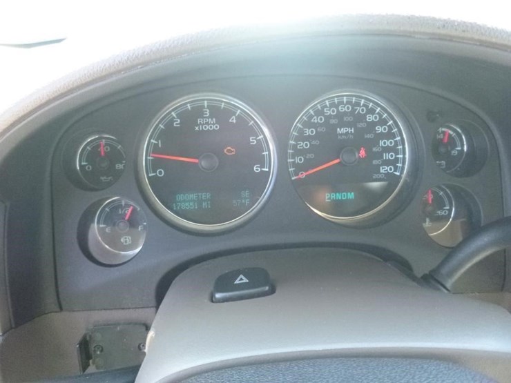 2014-chevrolet-suburban-image-14