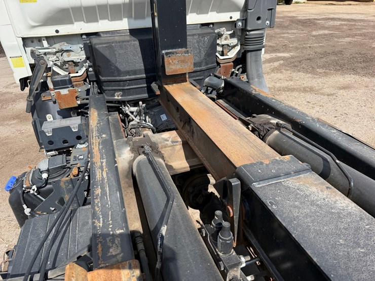 #1617-•-2020-chevrolet-5500xd-roll-off-truck-image-24