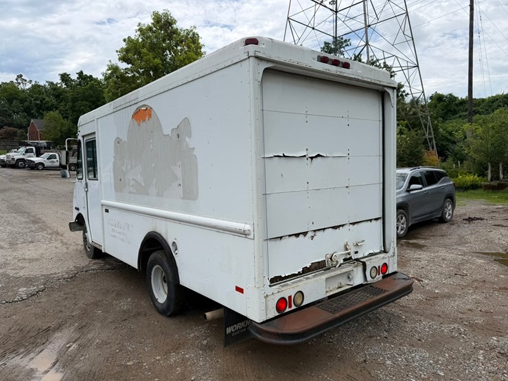 #4048-•-2000-workhorse-ft-1260-van-image-3