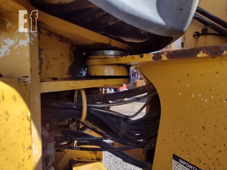 2012-deere-744k-image-37