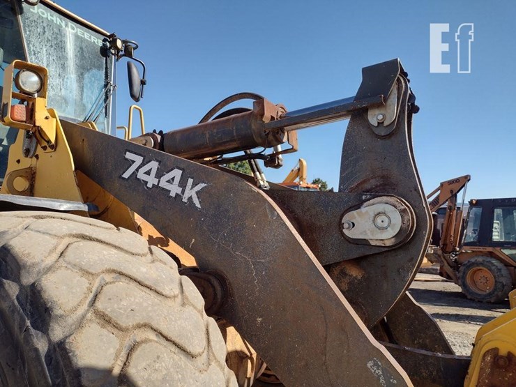 2012-deere-744k-image-42