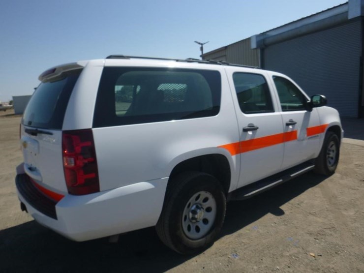2014-chevrolet-suburban-image-3