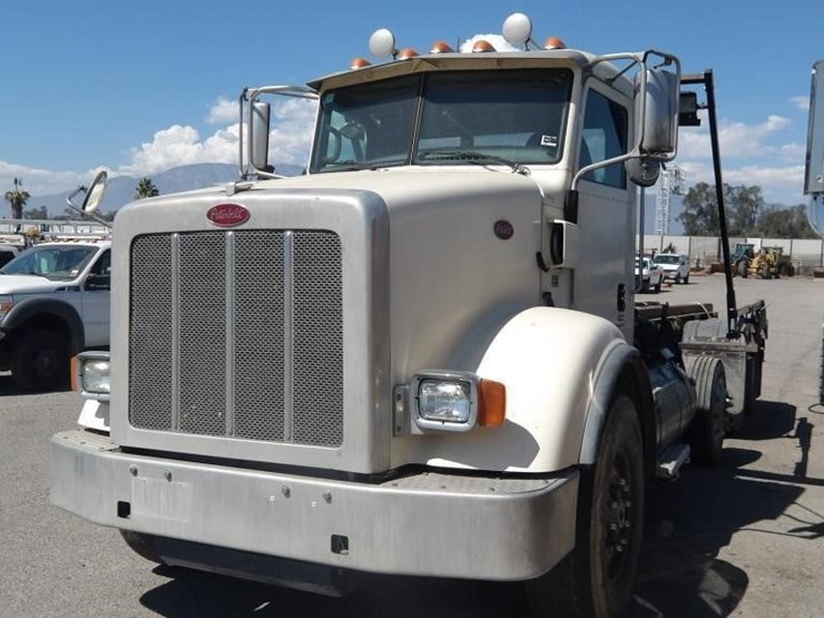 2015-peterbilt-365-image-1