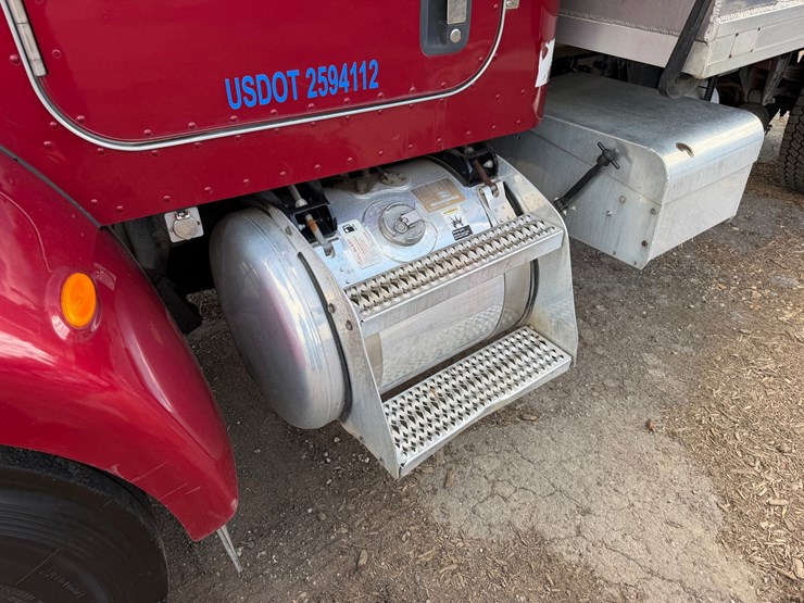2008-peterbilt-335-image-11