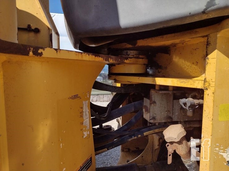 2012-deere-744k-image-22