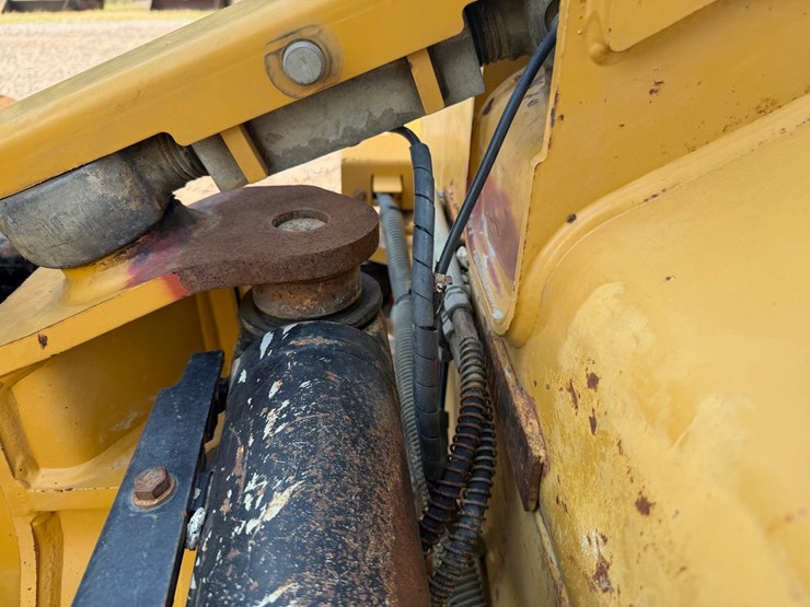 caterpillar-d5k2-lgp-image-75