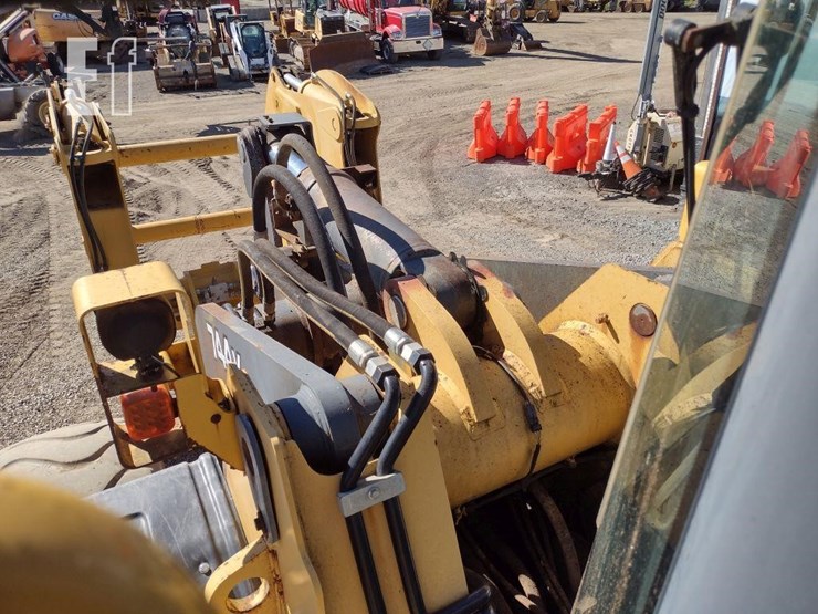 2012-deere-744k-image-18
