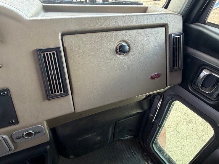 2008-peterbilt-335-image-49