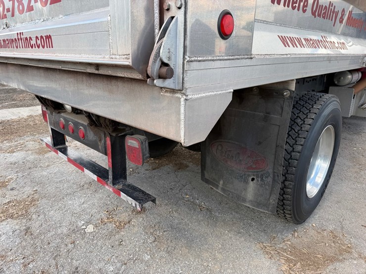 2008-peterbilt-335-image-19