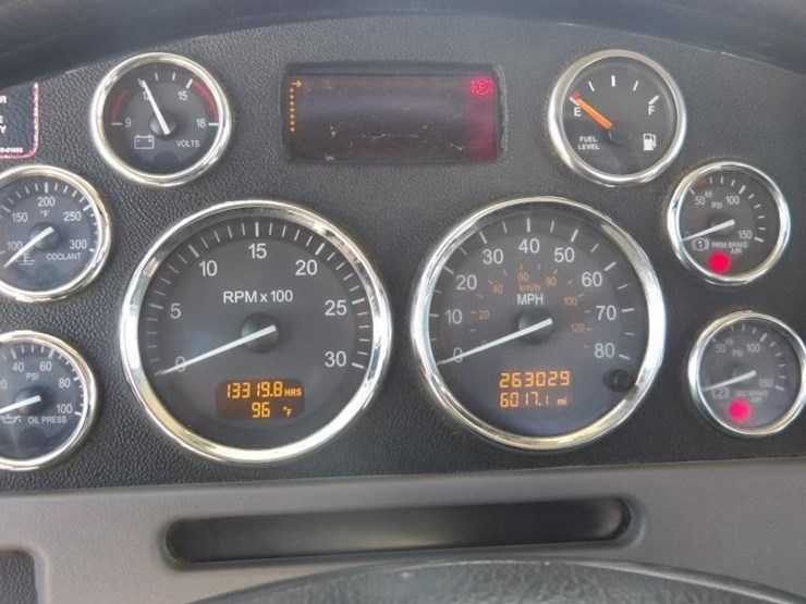 2015-peterbilt-365-image-25