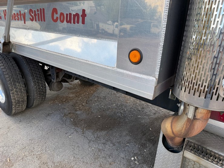 2008-peterbilt-335-image-25