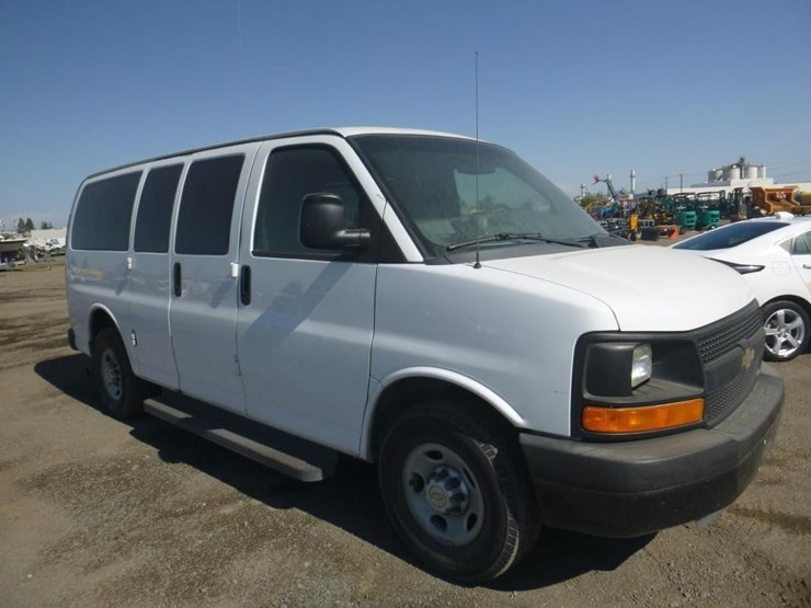 2013-chevrolet-express-3500-image-2