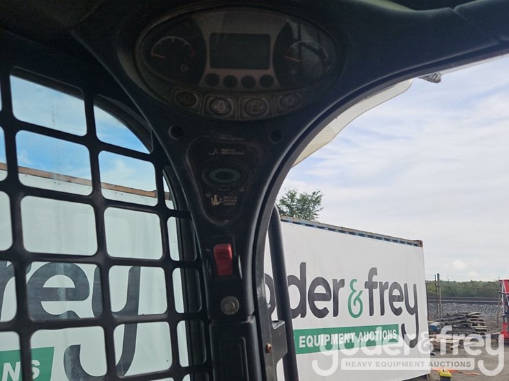 2013-bobcat-t590-image-30