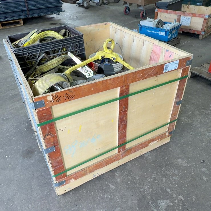 LARGE QUANTITY OF STRAPS
