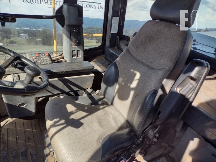 2012-deere-744k-image-14