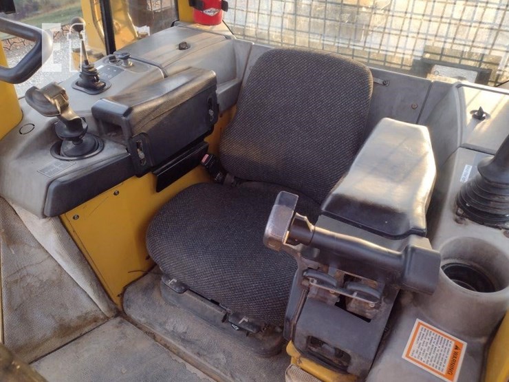 2006-caterpillar-d5n-xl-image-12