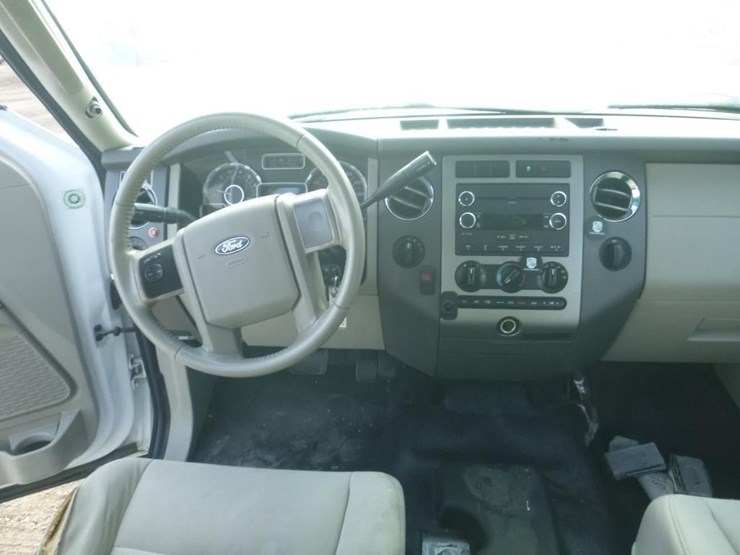 2011-ford-expedition-image-9