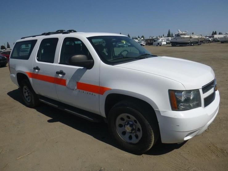 2014-chevrolet-suburban-image-2