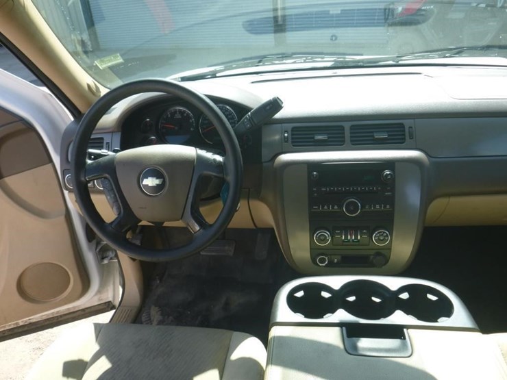 2014-chevrolet-suburban-image-9